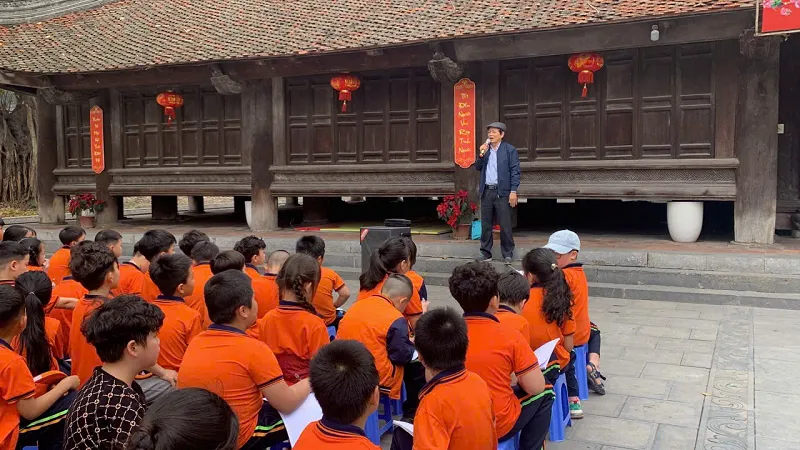 Du khách cần chú ý đến trang phục lịch sự khi tham quan Đình Đình Bảng