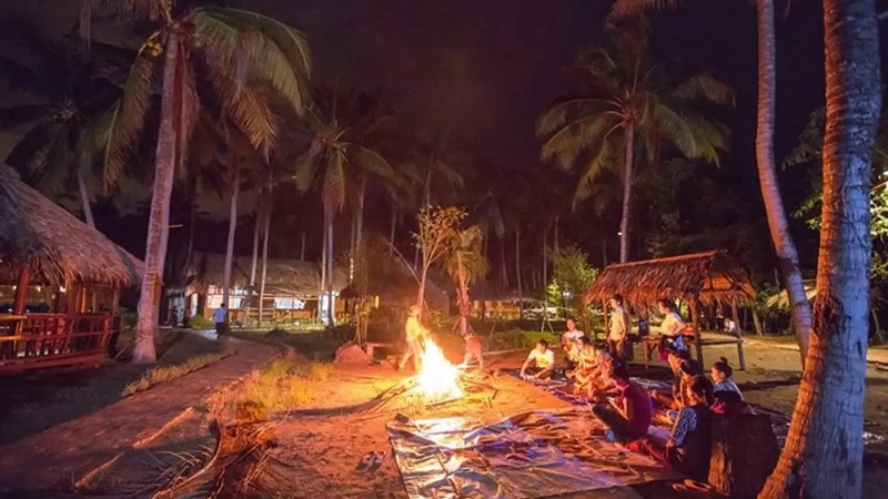 Đoàn khách cắm trại ca hát đốt lửa trại qua đêm