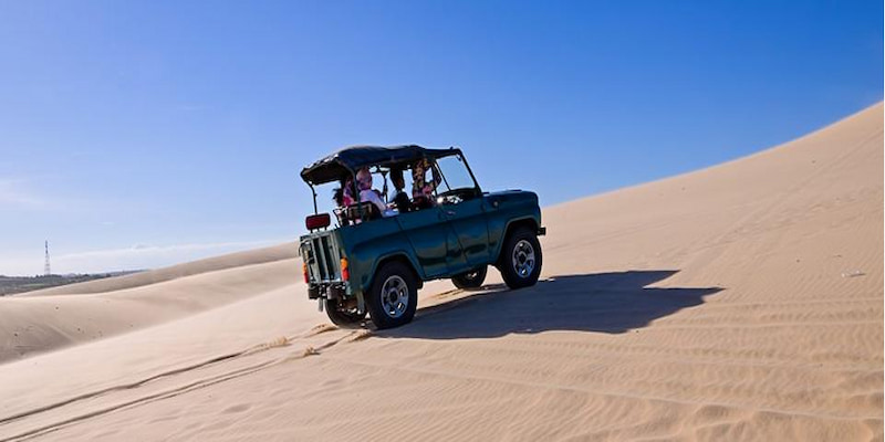 Lái jeep điệu nghệ và vi vu trên những miền cát