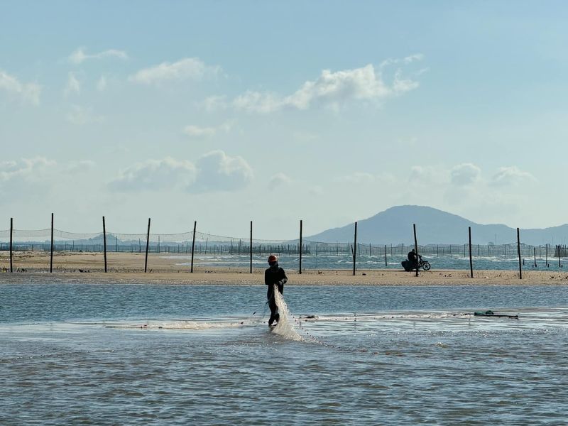 Săn bắt hải sản tại bãi biển