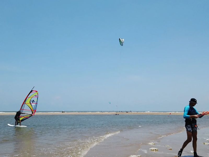 Lướt ván trên mặt biển đầy thú vị