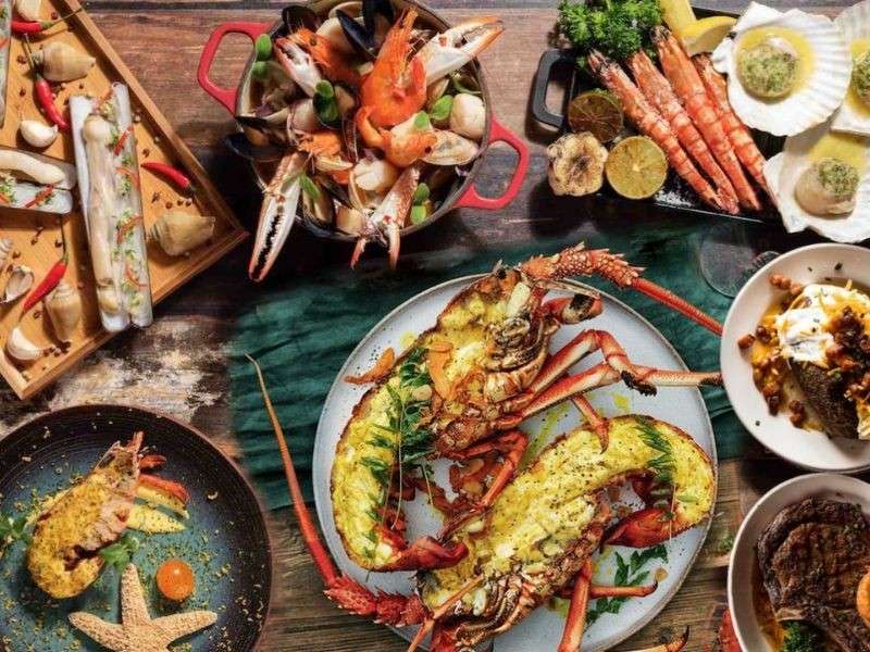 Thưởng thức hải sản tươi ngon ở các nhà hàng gần bãi biển