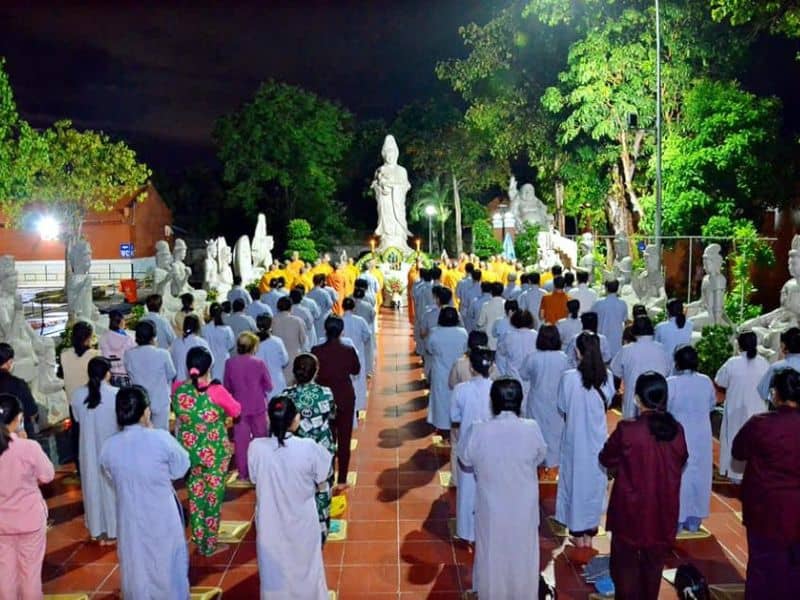 Đông đảo Phật tử chọn đến đây dâng hương