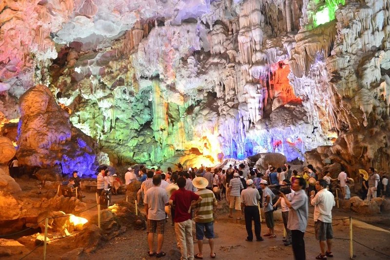 Hang Đầu Gỗ nằm ở vịnh Hạ Long