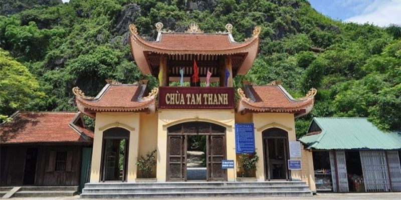 Mọi người có thể lựa chọn di chuyển sang Chùa Tam Thanh để tìm hiểu văn hóa truyền thống