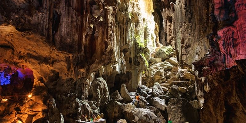 Dòng nước ngầm trong hang động giúp tạo ra những khung ảnh bắt mắt