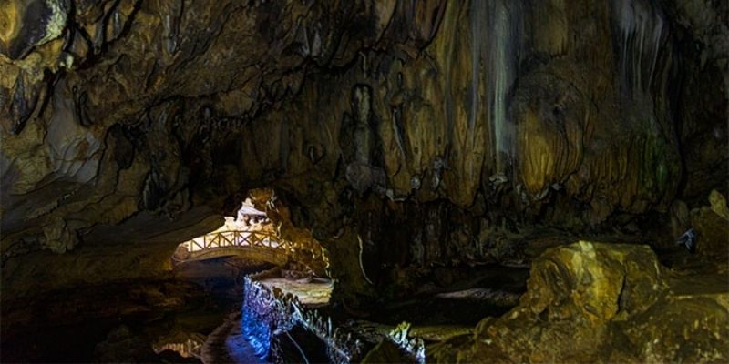 Trong hang động có hệ thống nhũ đá được hình thành từ nhiều năm