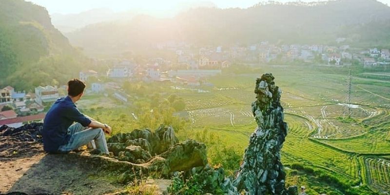 Tảng đá tự nhiên hình người phụ nữ ôm con trên Núi Tô Thị