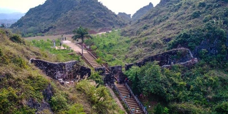 Thành Nhà Mạc là nơi du khách vừa khám phá lịch sử vừa tận hưởng cảnh quan thiên nhiên