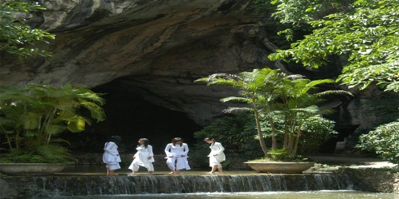 Bên trong động có khá nhiều hang động lớn nhỏ với nhiều cảnh quan khác nhau