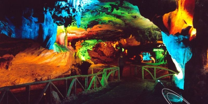 Bên cạnh hang động có một vẻ đẹp hoang sơ với rừng cây xanh mướt