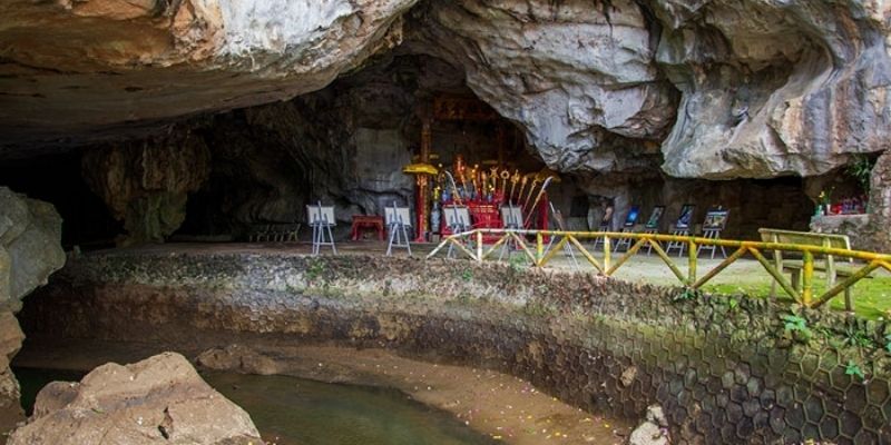 Khung cảnh nhũ đá lung linh bên trong Động Nhị Thanh