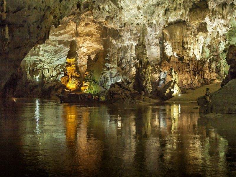 Mê đắm trước những khối đá ngầm tuyệt đẹp bên trong động