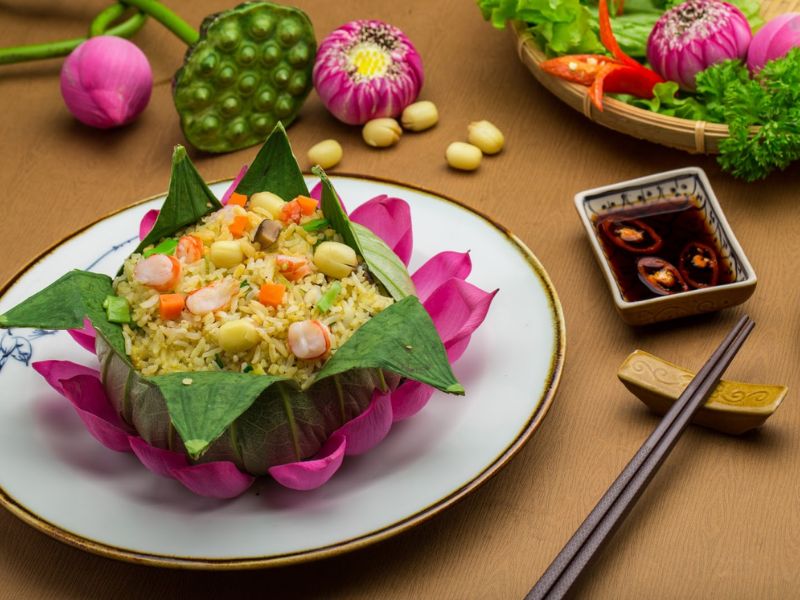 Cơm hạt sen được chế biến cầu kỳ