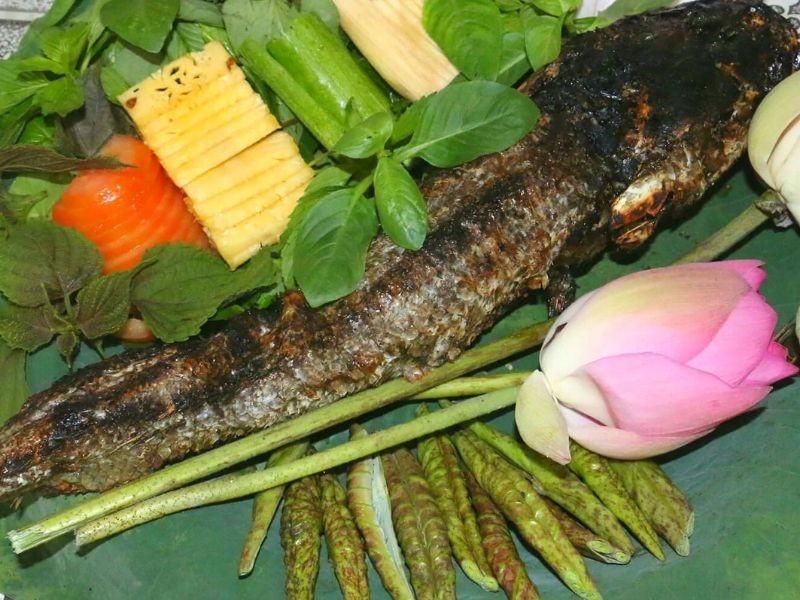 Cá lóc nướng cuốn cùng lá sen vô cùng độc đáo