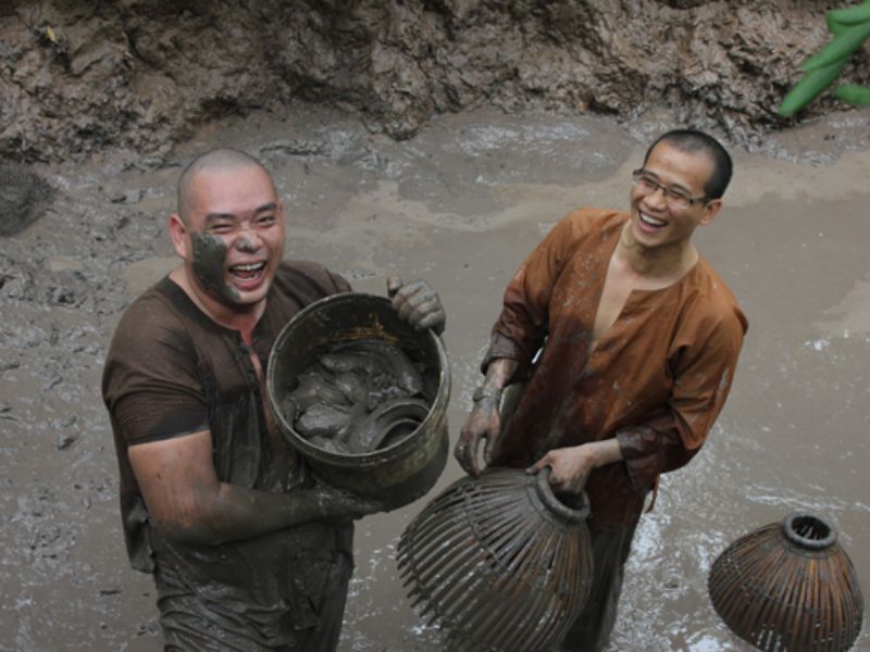 Tham gia các trò chơi dân gian nhộn nhịp