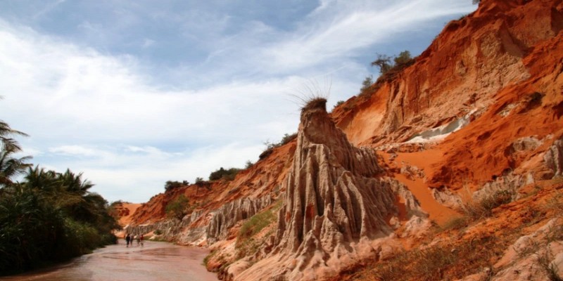 Dòng sông đỏ có màu sắc độc đáo