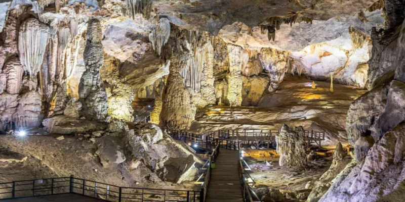 Động chia thành 3 ngăn với nhũ đá và màu sắc kỳ ảo