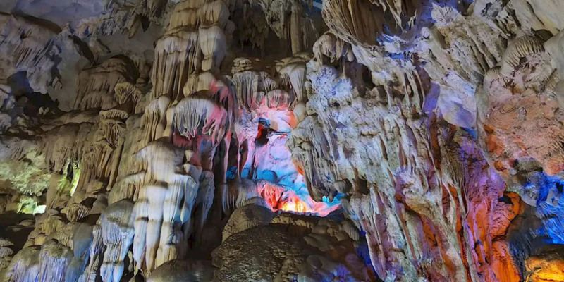 Động Thiên Cung vị trí tọa lạc nơi phía Bắc của Đảo Đầu Gỗ