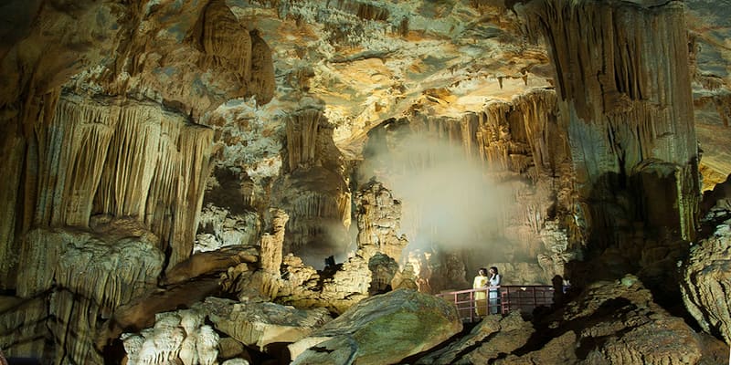 Chiêm ngưỡng những nhũ đá với hình thù kỳ vỹ