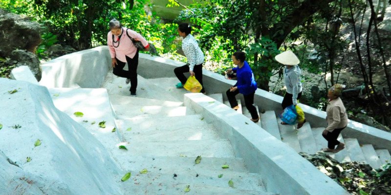 Bậc thang lên đi lên cửa động Từ Thức