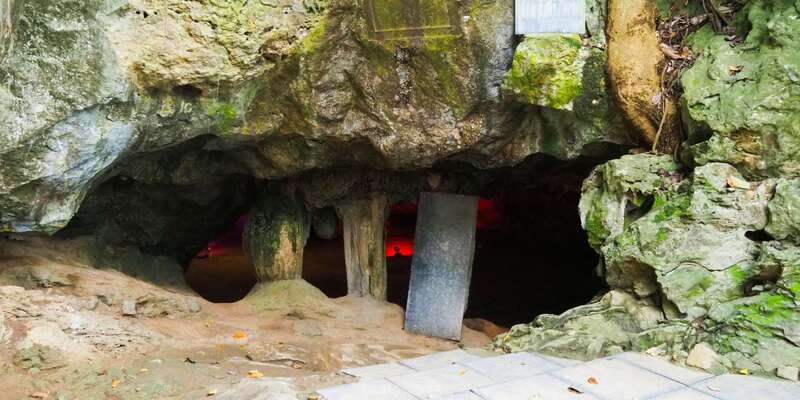 Hai bài thơ chữ Hán được đặt trước cửa động