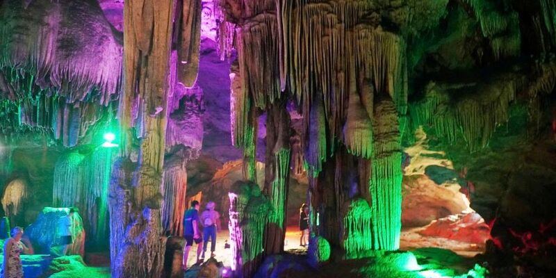 Hai lối đi tách biệt tại điểm cuối của động Từ Thức