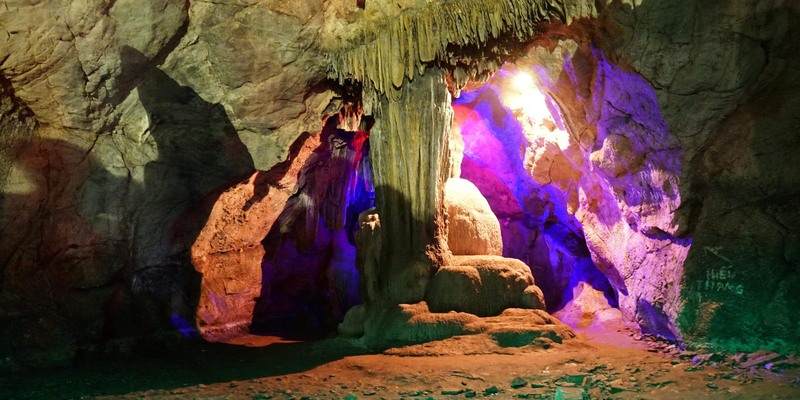 Động Từ Thức thu hút du khách với những khối thạch nhũ óng ánh