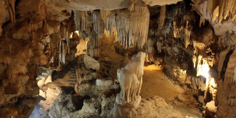 Động Vái Giời huyền ảo lung linh