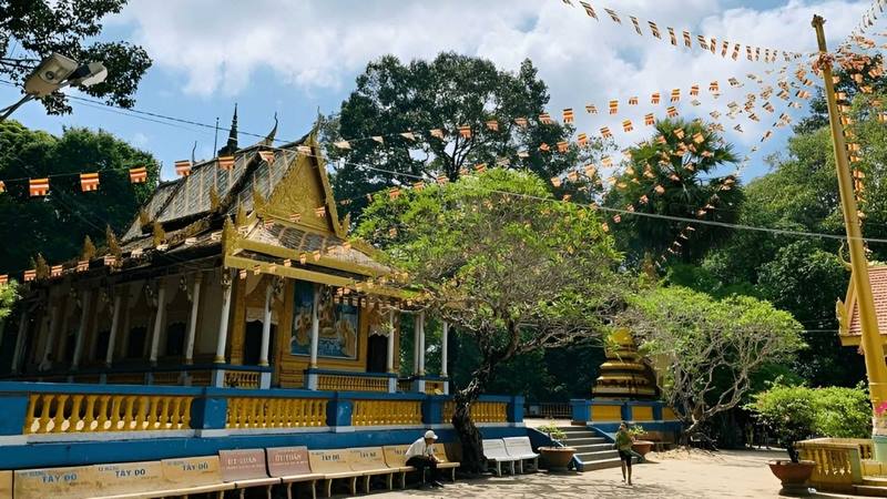 Du khách ăn mặc lịch sự khi vào chùa