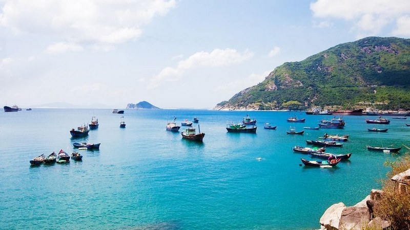 Du khách cần book tour đi Hòn Nưa liên hệ NVK Travel