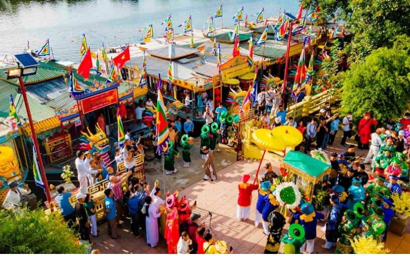 Du khách có thể cùng tham gia hành hương để cầu phúc