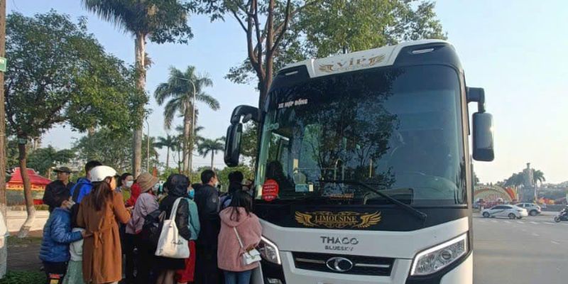 Du khách có thể dễ dàng đến nhà hát bằng xe khách