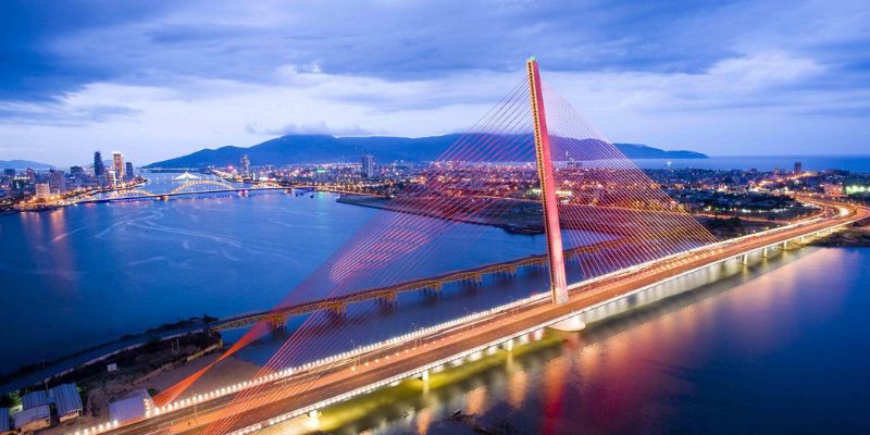 Du khách có thể đi đến cầu với cung đường dễ đi, dễ tìm