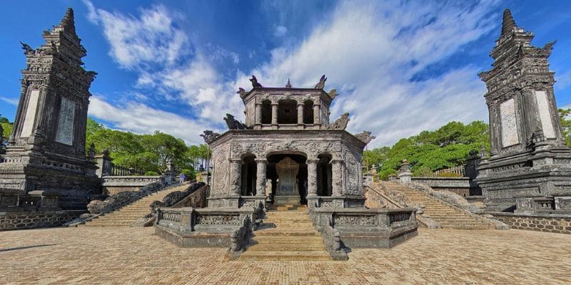 Du khách có thể mua vé trực tiếp tại cổng khu lăng Khải Định