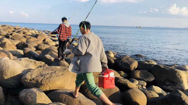 Du khách có thể thuê cần câu cá ở ven bờ