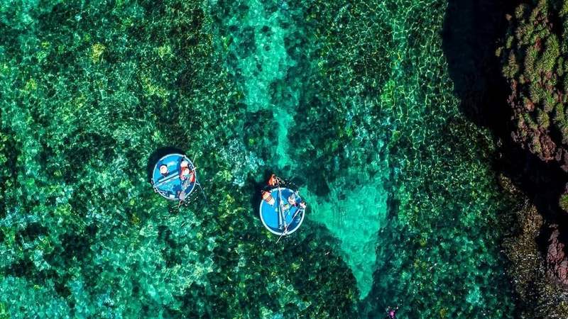 Du khách đi khám phá đảo nên có người hướng dẫn