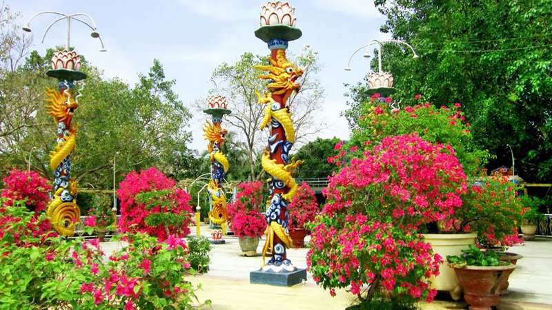 Du khách ghé thăm di tích Đạo Dừa