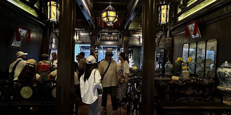 Du khách tham quan và lắng nghe câu chuyện về ngôi nhà Tân Ký