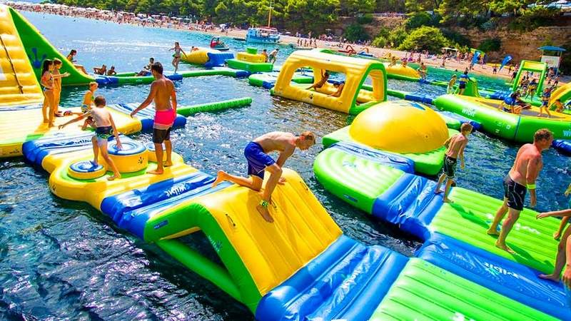 Du khách lựa chọn vui chơi tại tổ hợp Sealife