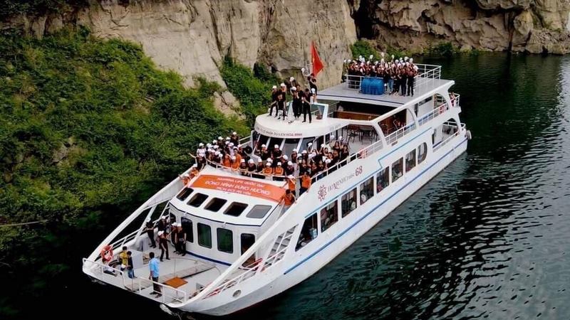 Du khách mua vé đi thuyền ra hồ ngắm cảnh