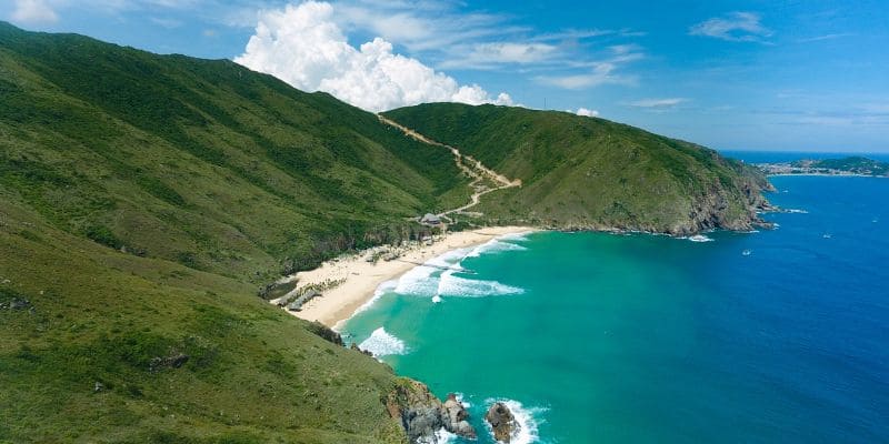 Du khách nên chọn thời điểm nắng ráo để ghé thăm bãi biển