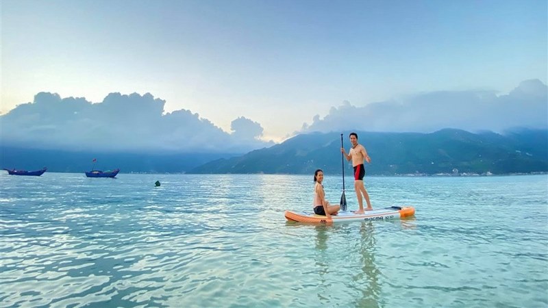 Du khách sử dụng dịch vụ chèo thuyền trên biển