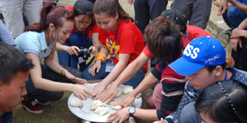 Du khách tham gia làm bánh dày truyền thống cùng người Mông