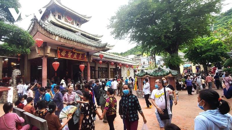 Du khách thập phương tới hành hương tại miếu Bà