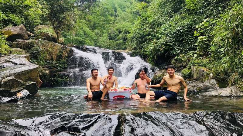 Du khách thoải mái tắm mát ở dưới chân thác