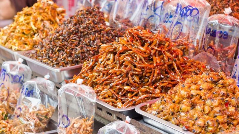 Du khách tìm hiểu đặc sản yêu thích để làm quà