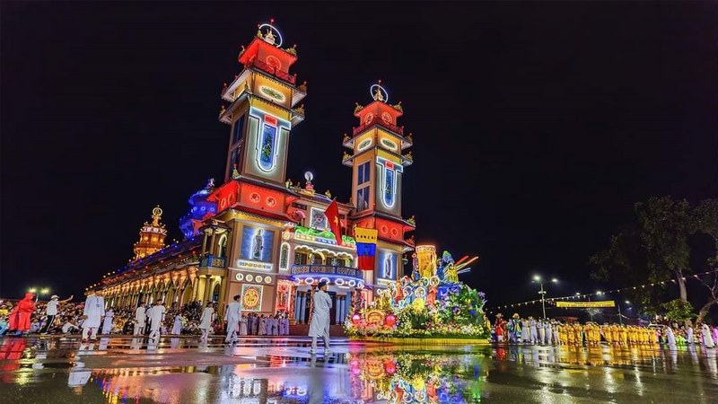 Du khách vào Tòa Thánh ăn mặc lịch sự