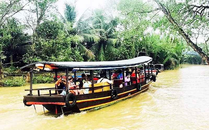 Thuê thuyền khám phá kênh rạch ở xã Tân Thạch, huyện Châu Thành