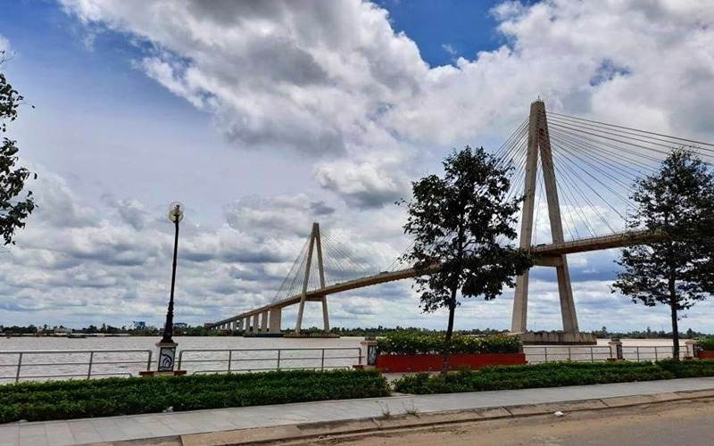 Dừng xe chụp ảnh, hít thở gió sông mát lành tại cầu Rạch Miễu